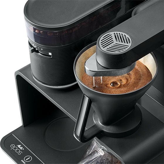 Melitta® epos Filter Coffee Maker 6776224 – close-up of brewing process with foamy coffee inside the filter